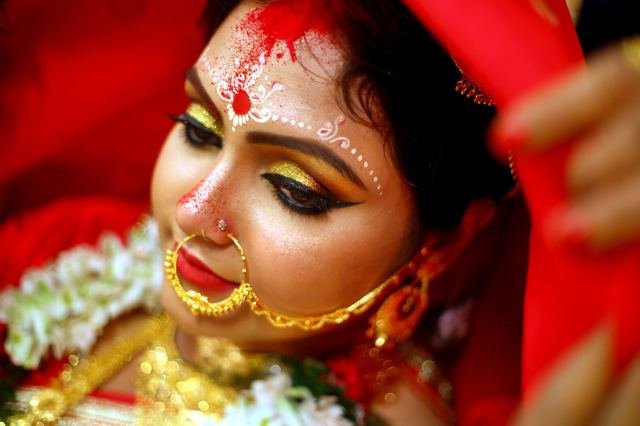 Bengali Bridal Portrait by Sen Photography by Sen Photography, Kolkata