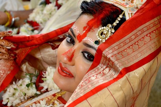 Bengali Bridal Portrait by Sen Photography by Sen Photography, Kolkata