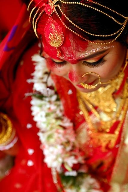 Bengali Bridal Portrait by Sen Photography by Sen Photography, Kolkata